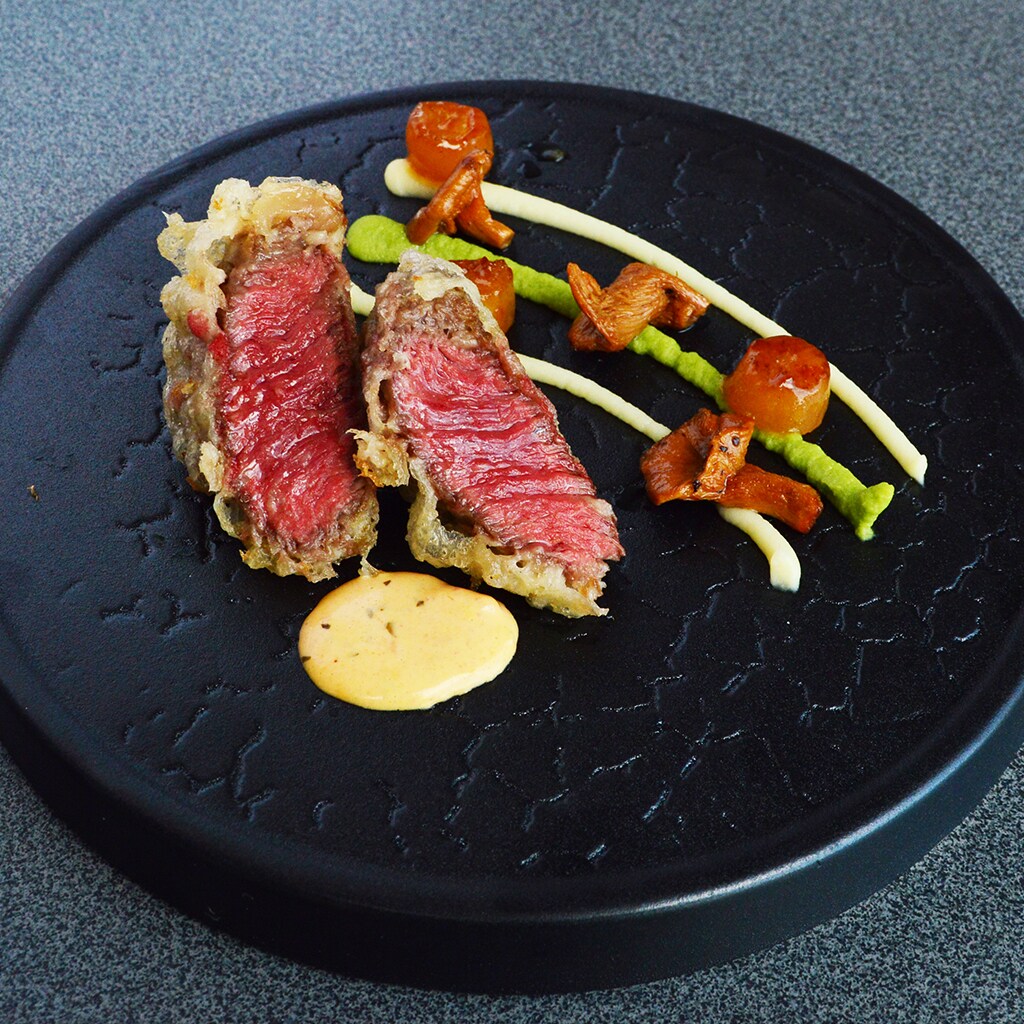 Black Angus ribeye in tempura, ciuperci chanterelle, piure de pastarnac cu ulei de trufe, ridiche Daikon fondant cu sos chilli si soia, sos Bearnaise, sos Choron picant cu chili si rosii Black Angus ribeye in tempura, ciuperci chanterelle, piure de pastarnac cu ulei de trufe, ridiche Daikon fondant cu sos chilli si soia, sos Bearnaise, sos Choron picant cu chili si rosii